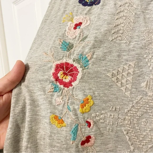 Johnny Was Embroidered Short Sleeve T-Shirt Size XS Gray Scoop Neck Floral Tee - Picture 7 of 11